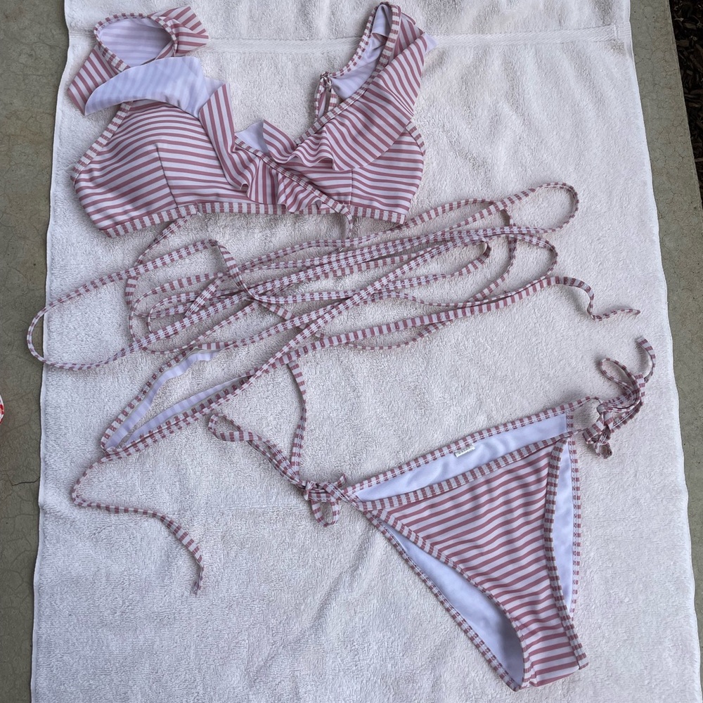 LACE UP BIKINI STRIPPED NEVER WORN